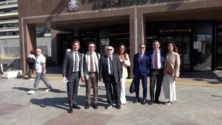 Spiati con foto in Tribunale, protesta degli avvocati a Napoli