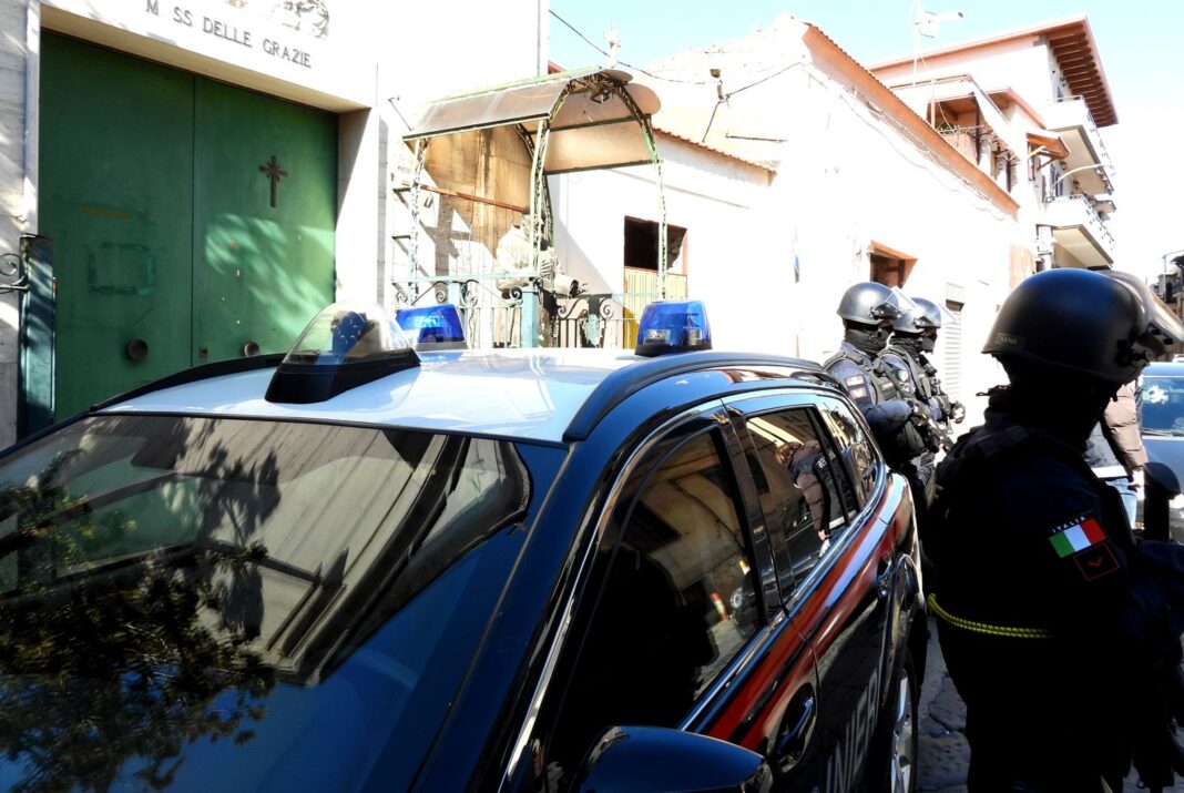 Blitz contro il clan Di Lauro a Secondigliano. Sgominato sottogruppo legato a Vincenzo Di Lauro. Arresti e kg di droga sequestrati