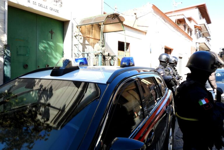 Blitz contro il clan Di Lauro a Secondigliano. Sgominato sottogruppo legato a Vincenzo Di Lauro. Arresti e kg di droga sequestrati