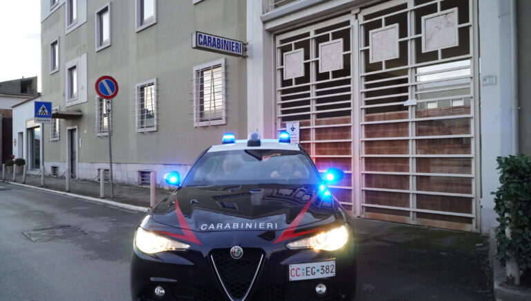 Non si ferma all'alt e viene inseguito contromano nel centro di Marcianise: fermato e arrestato