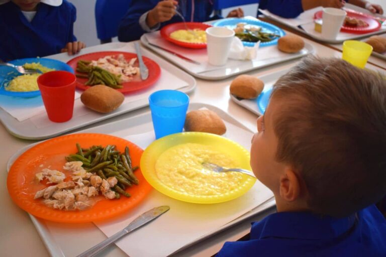 Il sindaco di Bacoli sospende la mensa scolastica dopo le criticità: “I bambini meritano l'eccellenza"