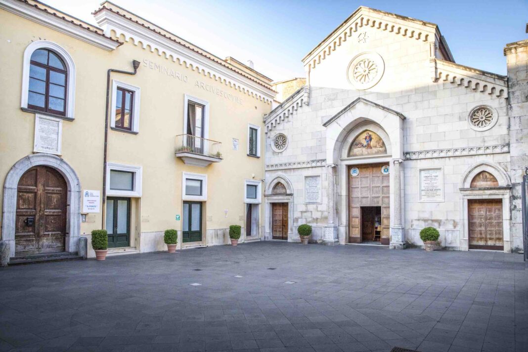 Un 64enne precipita e muore mentre puliva il giardino della cattedrale di Massa Lubrense