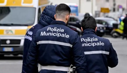 Un centauro investe un anziano e cadendo perde il bottino di una rapina ai danni di una donna