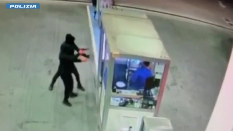 Rapine a mano armata ai distributori: arrestati 2 albanesiRapine a mano armata a negozi e distributori: arrestati 2 albanesi