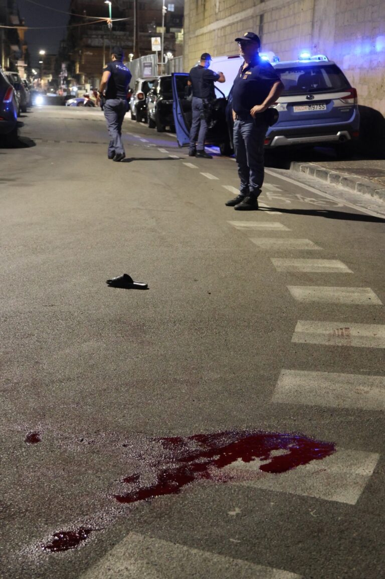 Notte di fuoco a Napoli est, feriti un padre e i due figli