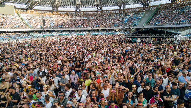 I concerti allo stadio Maradona trasformati in un mercato illegale a cielo aperto fatto di merce contraffatta e droga.