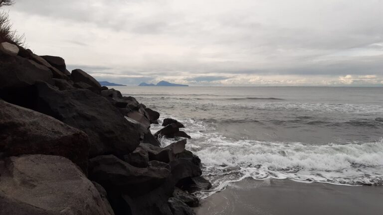 Meteo, allerta gialla: previsti temporali sulla Campania. Chiusi i parchi e stop alle spiagge pubbliche
