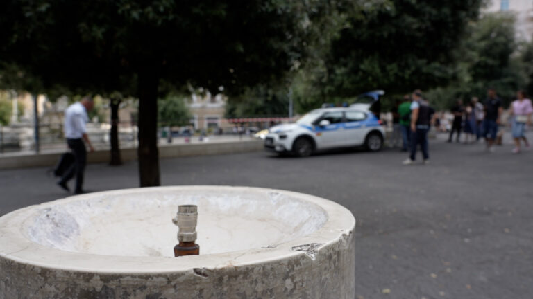 muore in piazza Municipio