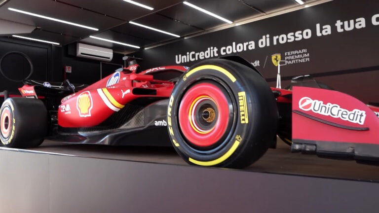 Tappa napoletana del tour della Ferrari SF-24 di Hamilton