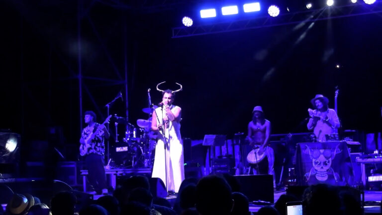 L’isola di Arcana al Flava Beach: grande show di Vesuviano