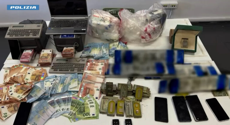 Napoli, arrestato 27enne ricercato dalle autorità francesi: sequestrati oltre 91mila euro falsi e auto rubate