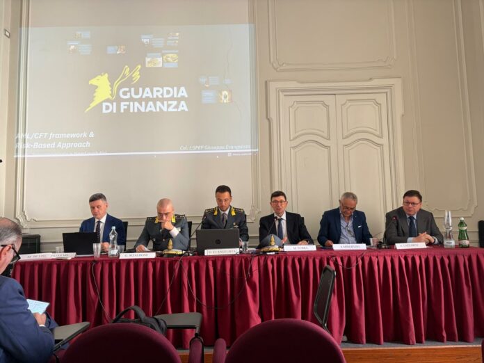 Odcec Napoli - Gdf e Bankitalia (da sinistra Felice Filodemo, Giovanni Scialdone, Giuseppe Evangelista, Maurizio Turrà, Antonio Minervini e Alessandro Lazzarini)