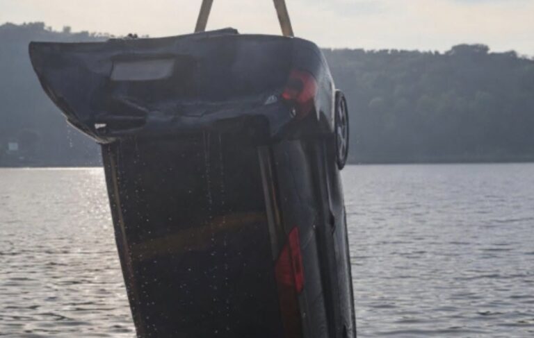 Auto precipita nel Lago d’Averno: la ‘padrona’ si tuffa per salvare il suo gattino intrappolato!