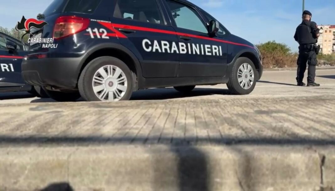 Fuga nelle campagne di Giugliano con un auto rubata, i complici in videochiamata cercano di recuperarlo: ma i carabinieri bloccano tutti