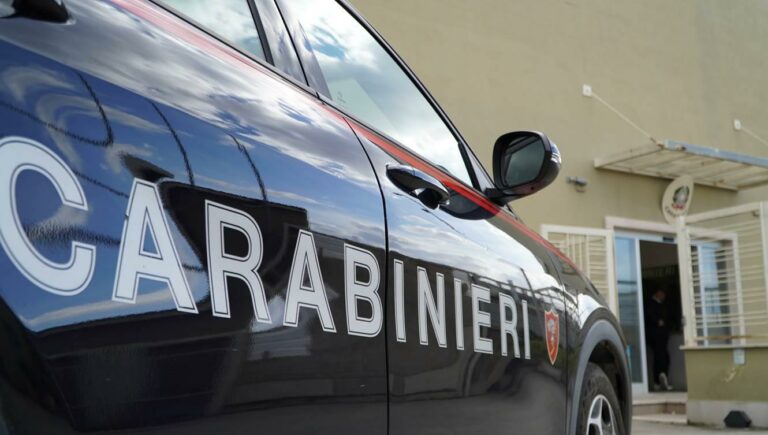 Aggredisce l’anziana madre per futili motivi economici. Intervengono i carabinieri; ma sono presi a testate, pugni e calci: arrestato