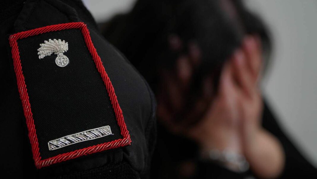 L’incubo per la donna è iniziato alle 4 del mattino. La donna, 36 anni, era sola in casa con i propri figli. Il compagno era uscito da poco per recarsi al lavoro