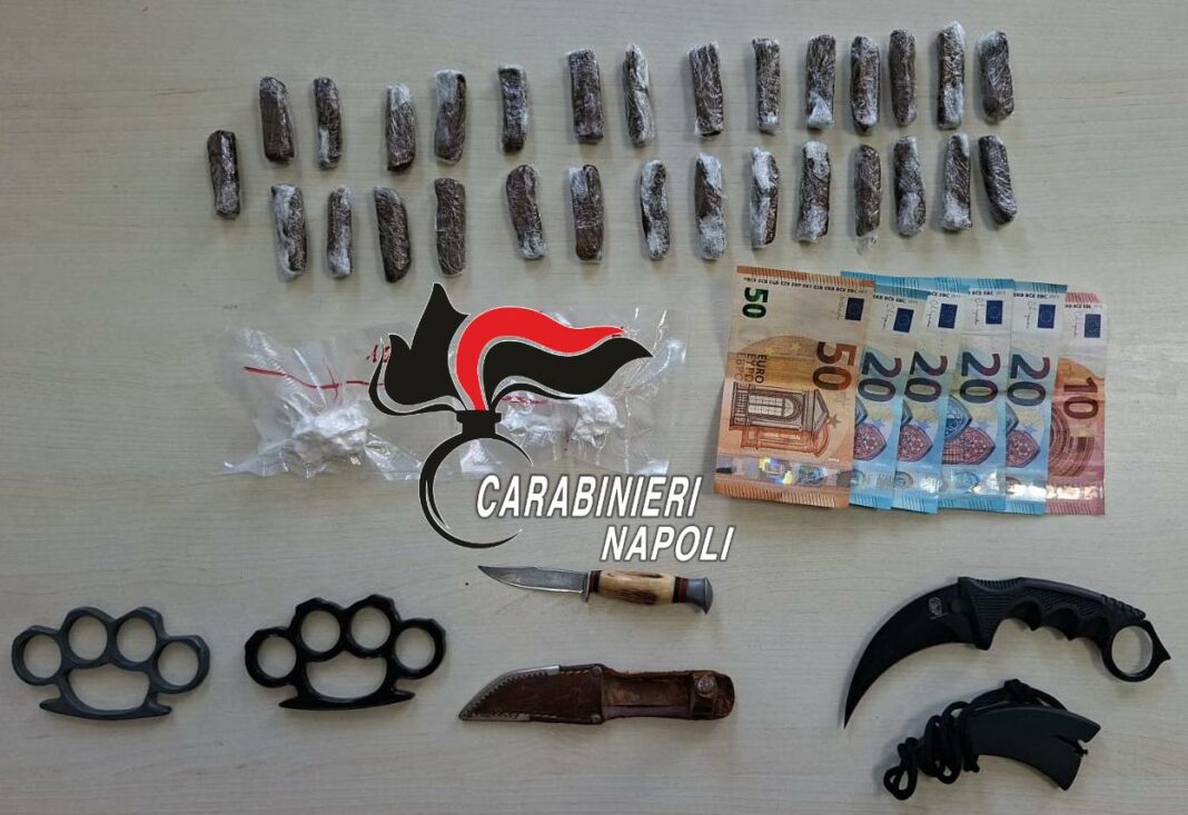 I militari dell'Arma sequestrano cocaina, hashish pronti alla vendita e armi in due appartamenti protetti dall'anonimato