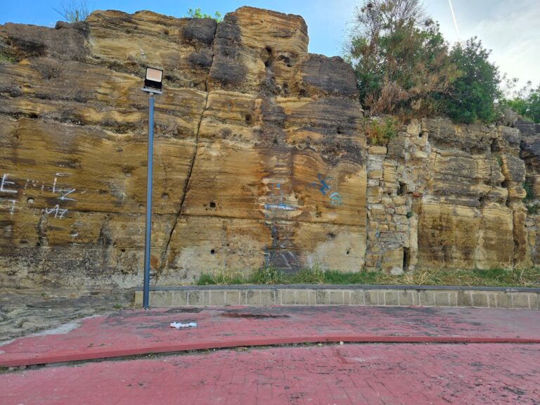 Turista di 20 anni precipita da Monte Echia per scattare un selfie: è grave
