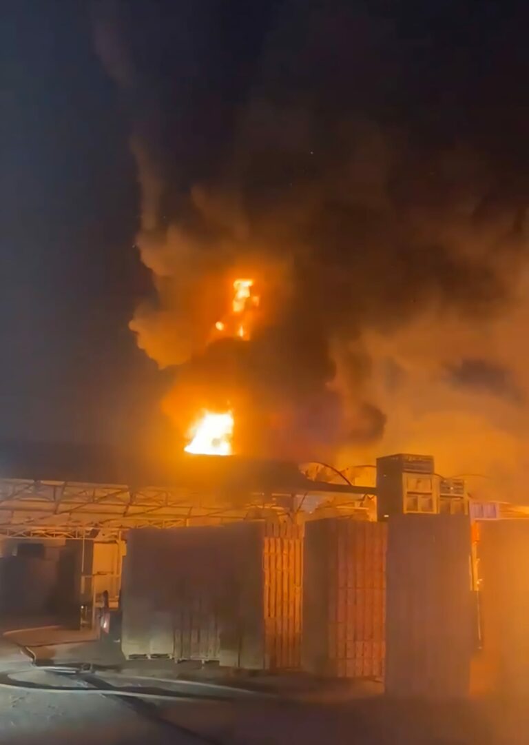 In fiamme capannone di ortofrutta a Ponticelli: l'incendio è stato domato. Non si registrano feriti