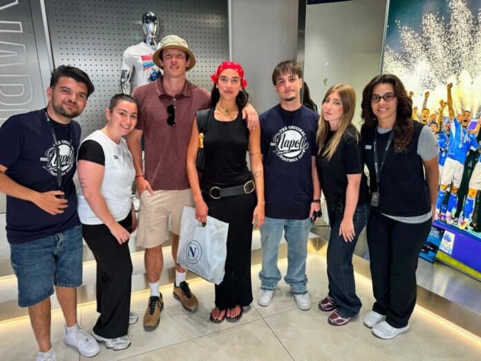 Dua Lipa e Callum Turner allo store del Napoli