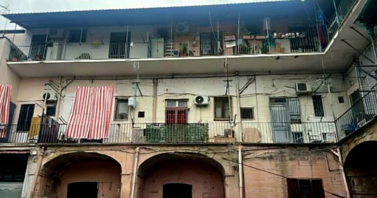 Il solaio di uno stabile del centro storico di Arzano, in via Vittorio Emanuele III, è crollato nel pomeriggio di ieri