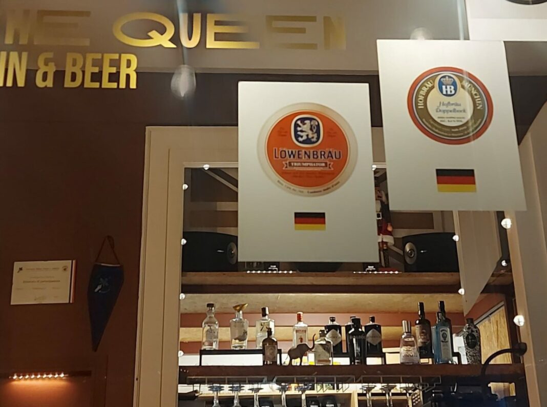 Nella foto l'interno del locale al Vomero in via Giambattista Ruoppolo 89. Fuoti il “The Queen-Gin & Beer” è avvenuta l'aggressione al titolare