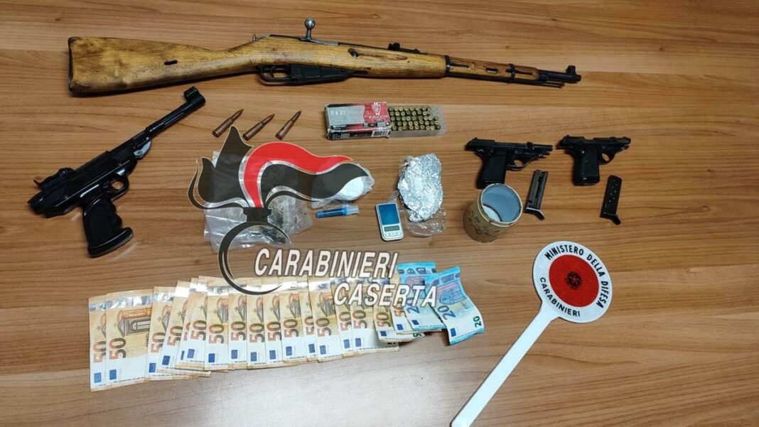 Lite condominiale ad Aversa. Arrestati due fratelli; nascondevano un arsenale e droga in casa