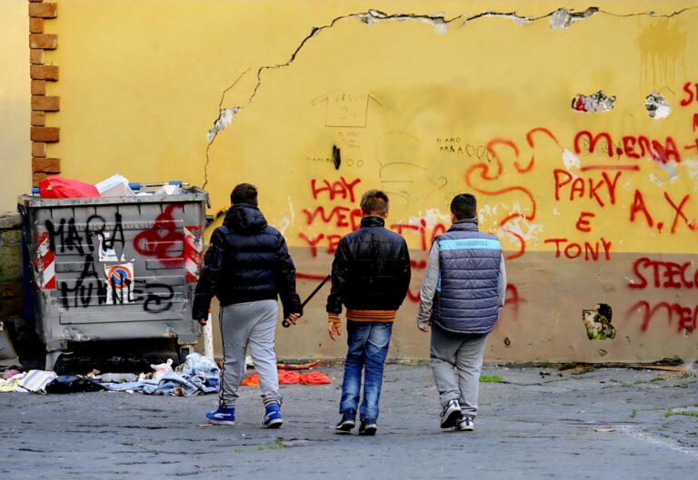 "Di notte, nelle piazze troviamo ragazzi di 12-13 anni, ne abbiamo trovati persino due di appena 8 anni: dove sono i loro genitori?", ha detto il prefetto di Napoli