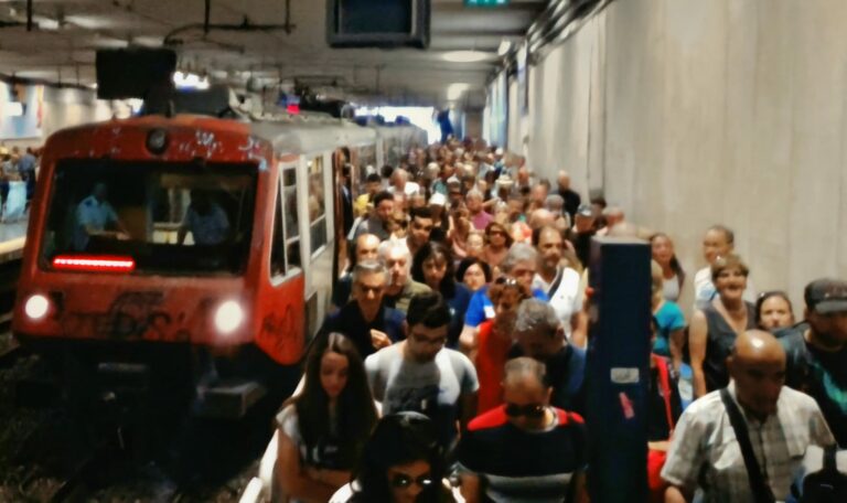 Polveri sottili e treni carnai: iniziata una battaglia legale dei pendolari napoletani contro EAV e Trenitalia