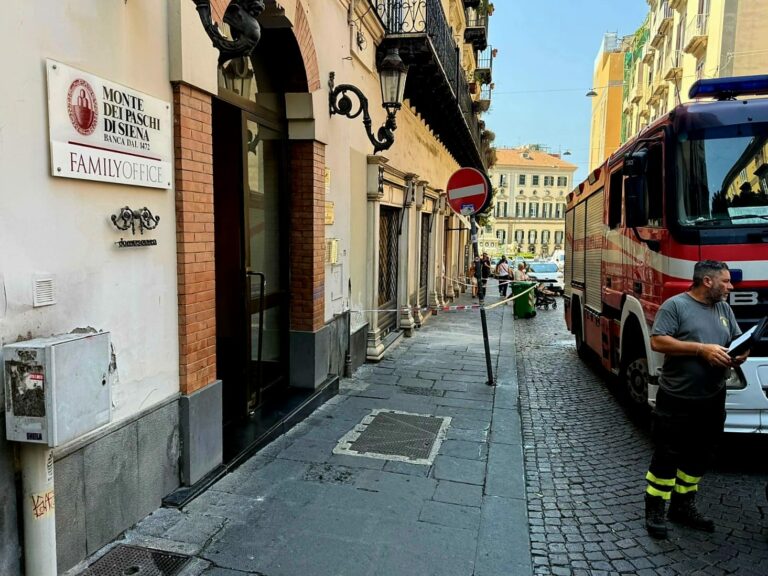 Cadono calcinacci da un cornicione di uno stabile a Chiaia, paura davanti alla I Municipalità. Transennato il marciapiede