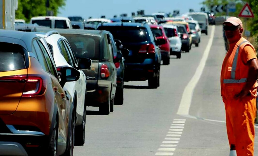 La viabilità resta deviata in attesa che i rilievi vengano completati e la rete venga riposizionata. L'ausilio di numerose pattuglie delle forze dell'ordine cerca di garantire la gestione del traffico e la sicurezza nelle zone limitrofe. Ma la situazione, più passano le ore, più aumenta il caldo, più diventa difficile.