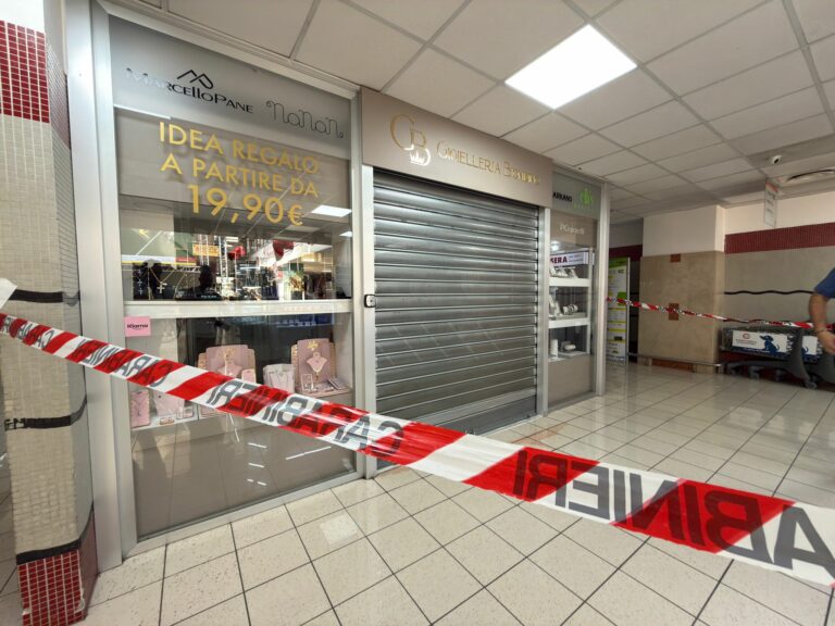 Sant'Antimo, rapina armata in gioielleria al centro commerciale: ferito il figlio del proprietario