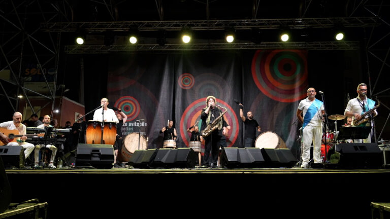 World summit, concerto della pace di Enzo Avitabile a Piazza Mercato