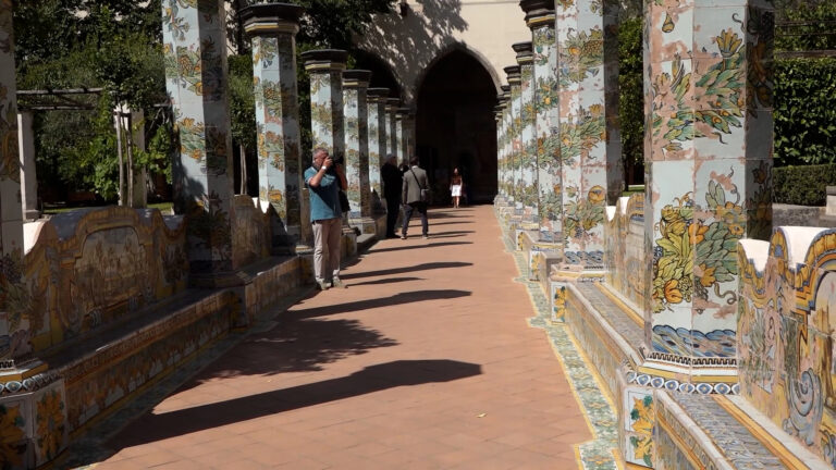 Chiostro di Santa Chiara, le maioliche tornano a splendere dopo oltre 1 anno di lavori
