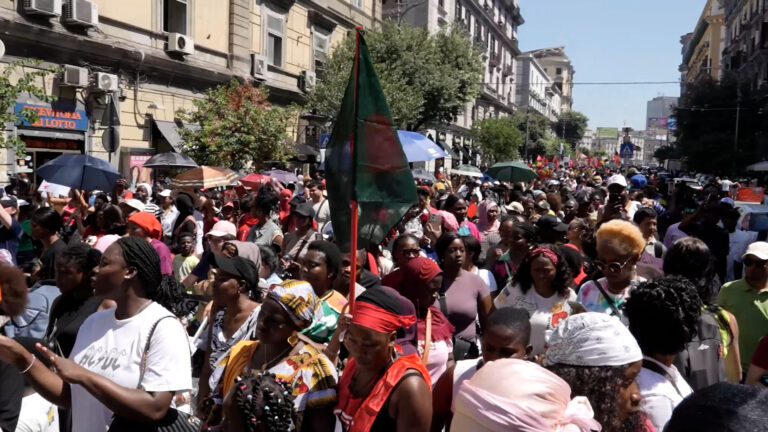 Napoli, migranti e associazioni in piazza contro il CPR: “Diritti, non trattenimenti”