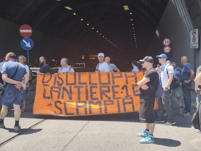 Lavoro, protesta dei disoccupati paralizza traffico in centro Napoli