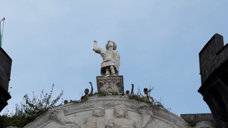 Disoccupati sul tetto del Maschio Angioino: chiedono certezze su avvio tirocini