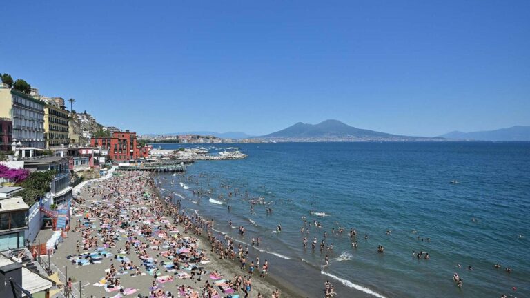 Il lungo ponte del 2 giugno ha acceso la voglia di mare dei napoletani. I turisti si sono invece riversati nel centro storico