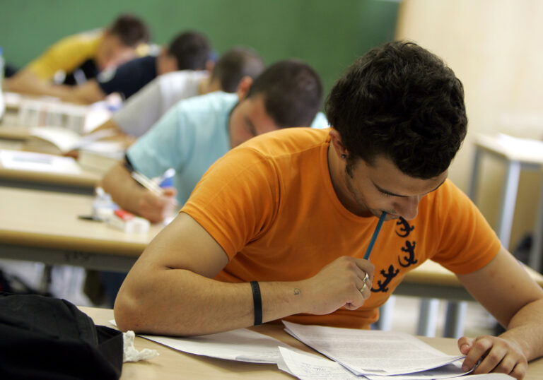 Inquisite nove persone. La procura ipotizza per loro i reati di associazione per delinquere e falso in atto pubblico, finalizzati al rilascio di diplomi
