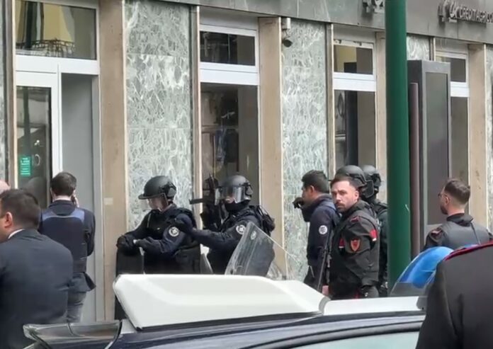 rapina banaca vomero Ci sono i primi sospettati per la rapina alla banca del Vomero del 16 aprile