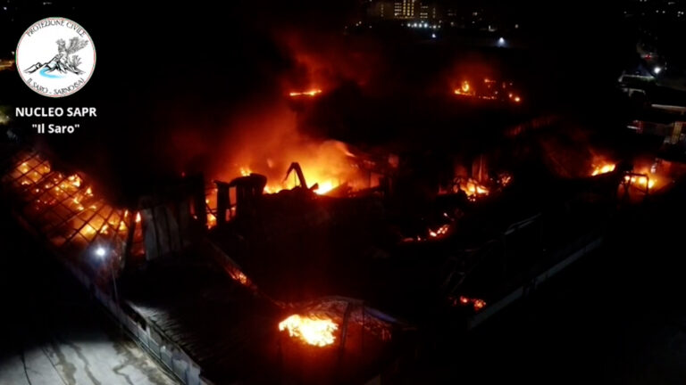 Maxi incendio a Sarno, Arpac avvia monitoraggio diossine e Pm10