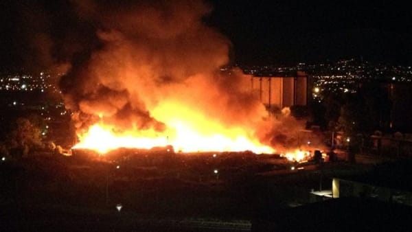 Fiamme nel campo Rom di Scampia, 60 persone evacuate. Riunione d'urgenza con il prefetto