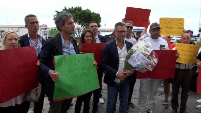 Incidenti stradali, sit-in dei familiari delle vittime: "Chiediamo giustizia"