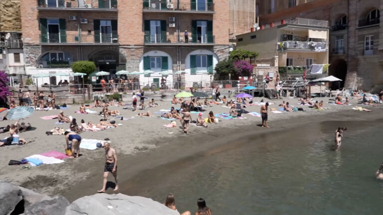 Napoli, lidi di Posillipo hanno i nuovi gestori ma è caos per l’entrata di Romeo