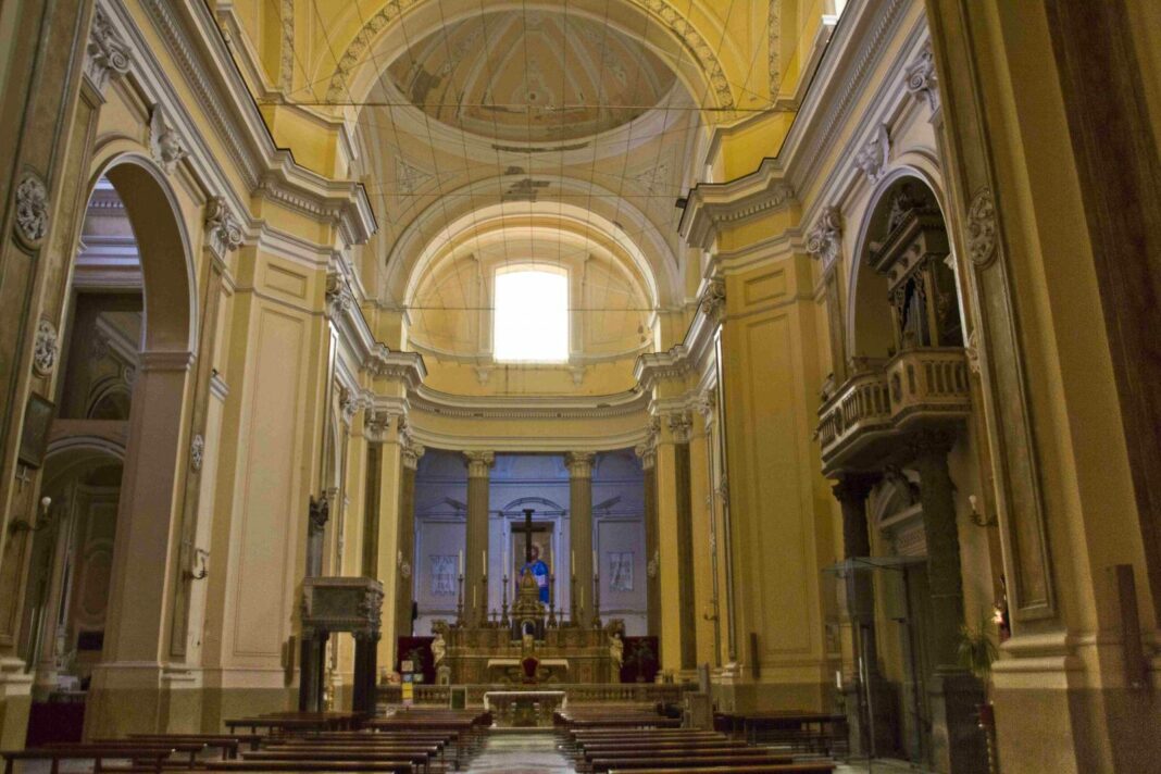 Nella foto la Basilica di San Giorgio Maggiore a Napoli, uno dei siti aperti ai bisognosi per contrastare il grande caldo