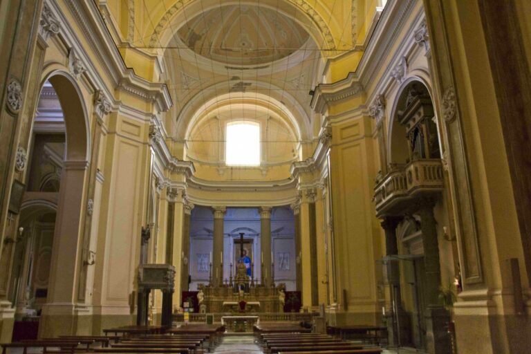 Nella foto la Basilica di San Giorgio Maggiore a Napoli, uno dei siti aperti ai bisognosi per contrastare il grande caldo