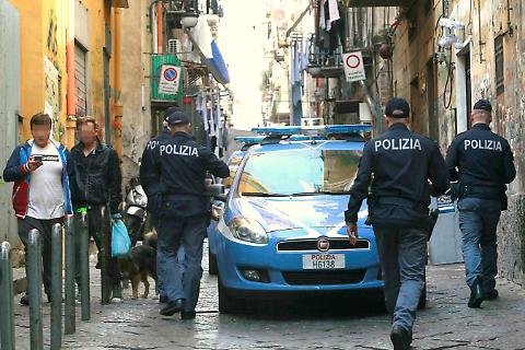 Sotto un’auto nei Quartieri Spagnoli rinvenuto un kalashnikov: forse è quello imbracciato ieri a Montesanto nel corso della sparatoria