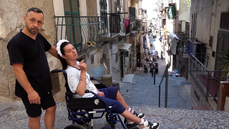 Ostaggio in casa sua, la signora Angela contro il comune di Napoli