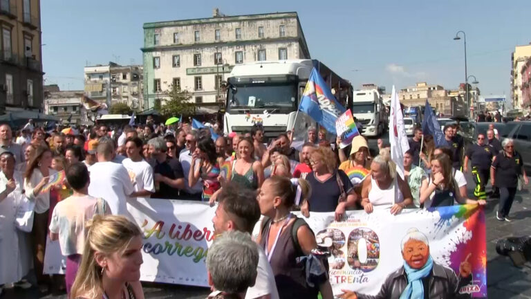 Pride 2026, a Napoli il corteo arcobaleno per i diritti