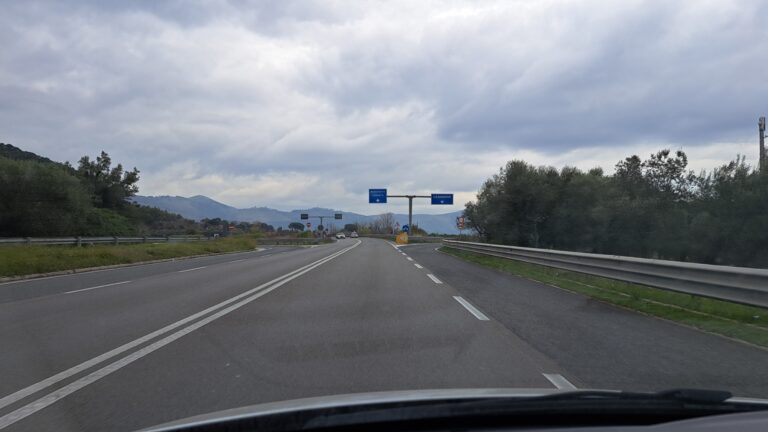 Scontro frontale sulla strada della "Reggia": un morto e feriti. Tre veicoli coinvolti